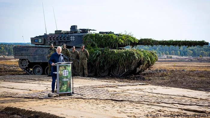 Olaf Scholz în octombrie 2022, în timpul unui exercițiu militar cu tancul de luptă Leopard 2