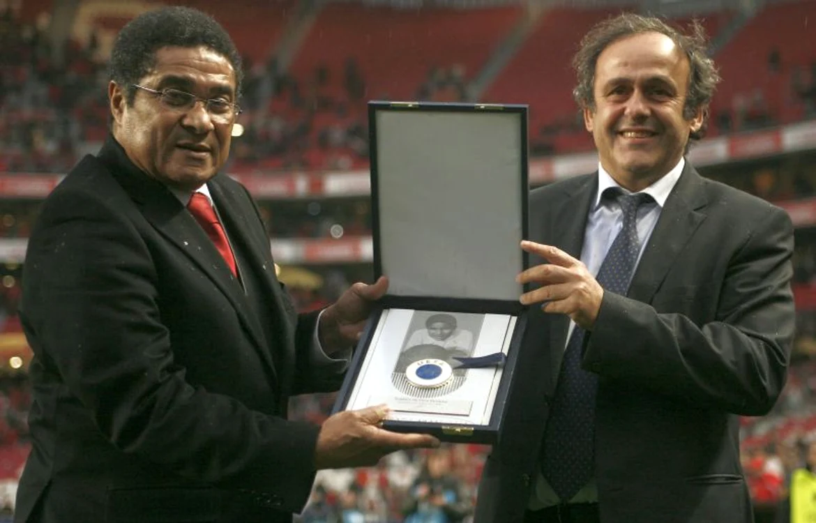 Eusebio premiat de Michel Platini, preşedintele UEFA, în 2010 (Foto: Reuters)