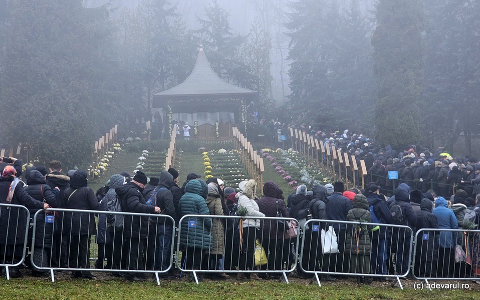 40.000 de pelerini au ajuns la Mănăstirea Prislop. Imagini cu „asaltul” românilor la locul de veci al lui Arsenie Boca  