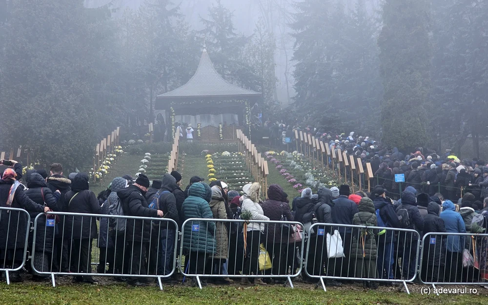 40.000 de pelerini au ajuns la Mănăstirea Prislop. Imagini cu „asaltul” românilor la locul de veci al lui Arsenie Boca