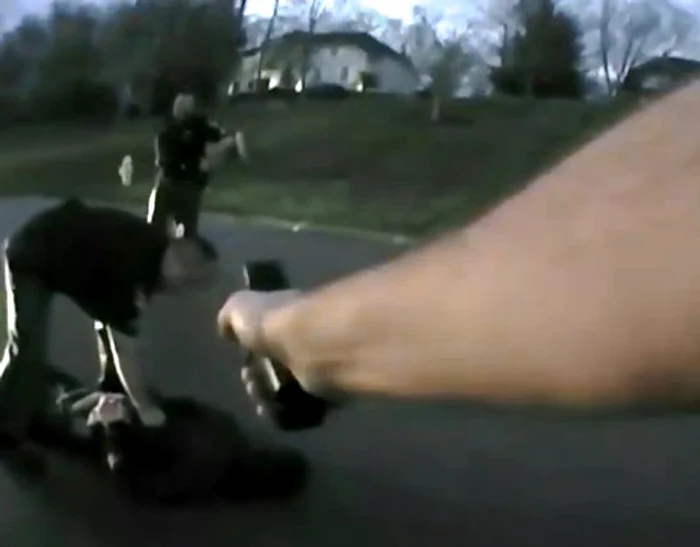 
    Omul legii și-a păstrat calmul, deși s-a aflat într-o situație la limităcaptură: YouTube  