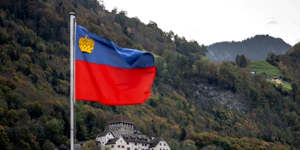 Steagul Liechtenstein cu Castelul Vaduz în fundal Foto AFP jpg