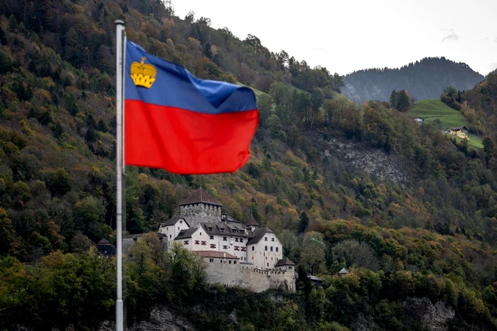 Steagul Liechtenstein cu Castelul Vaduz în fundal Foto AFP jpg