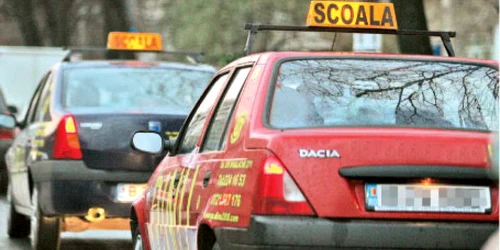 Jumătate dintre şcolile de şoferi practică instructajul la negru