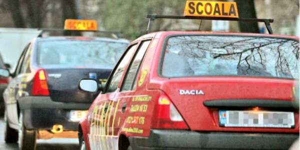 Jumătate dintre şcolile de şoferi practică instructajul la negru