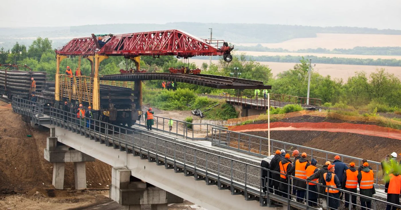 Procesul de instalare a noii căi ferate FOTO:FPM Moldova