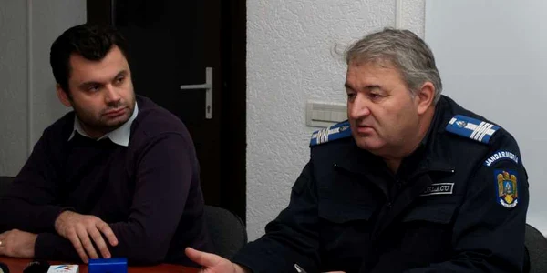 Prefectul şi comandantul Grupării Mobile au participat împreună la conferinţa de presă Foto: Alex Policală