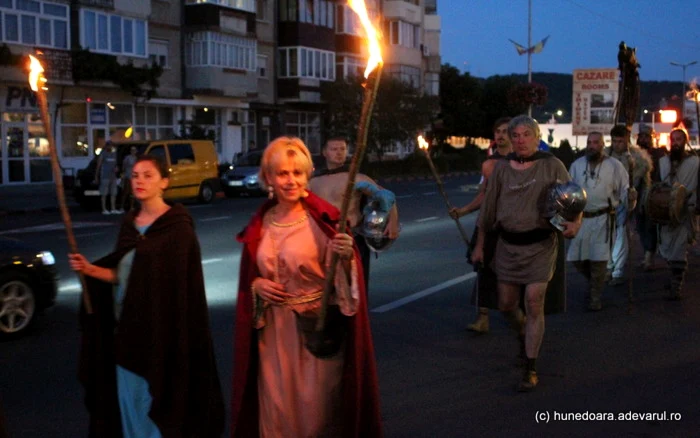 Participanţii la festival au defilat costumaţi în daciişi romani. FOTO: Daniel Guţă. ADEVĂRUL.