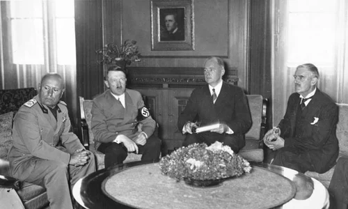 Benito Mussolini, Adolf Hitler, translatorul Paul Otto G. Schmidt și Neville Chamberlain (de la stânga la dreapta), la negocierea Acordului de la München, 29 septembrie 1938 (© Bundesarchiv Bild 146-1970-052-24)
