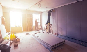 Muncitor - mesearias - renovare FOTO Shutterstock 