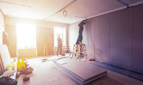 Muncitor - mesearias - renovare FOTO Shutterstock 