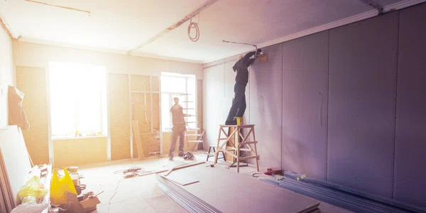 Muncitor - mesearias - renovare FOTO Shutterstock 