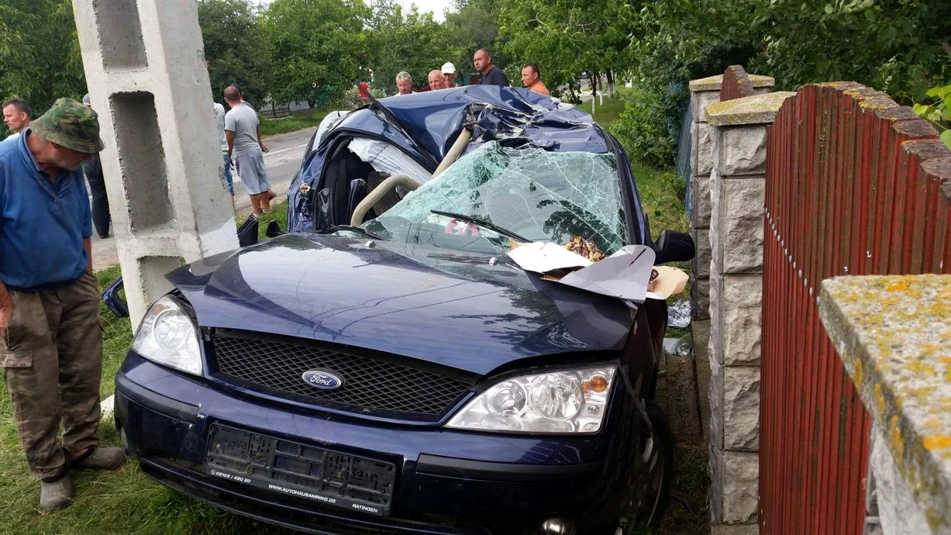 Maşina a fost făcută praf în urma impactului