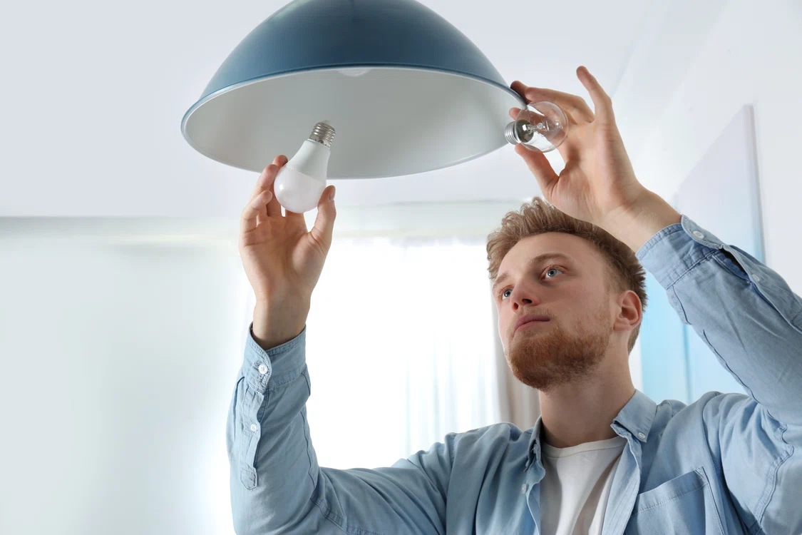 Folosirea becurilor  economice, una  dintre soluției. Foto: Shutterstock