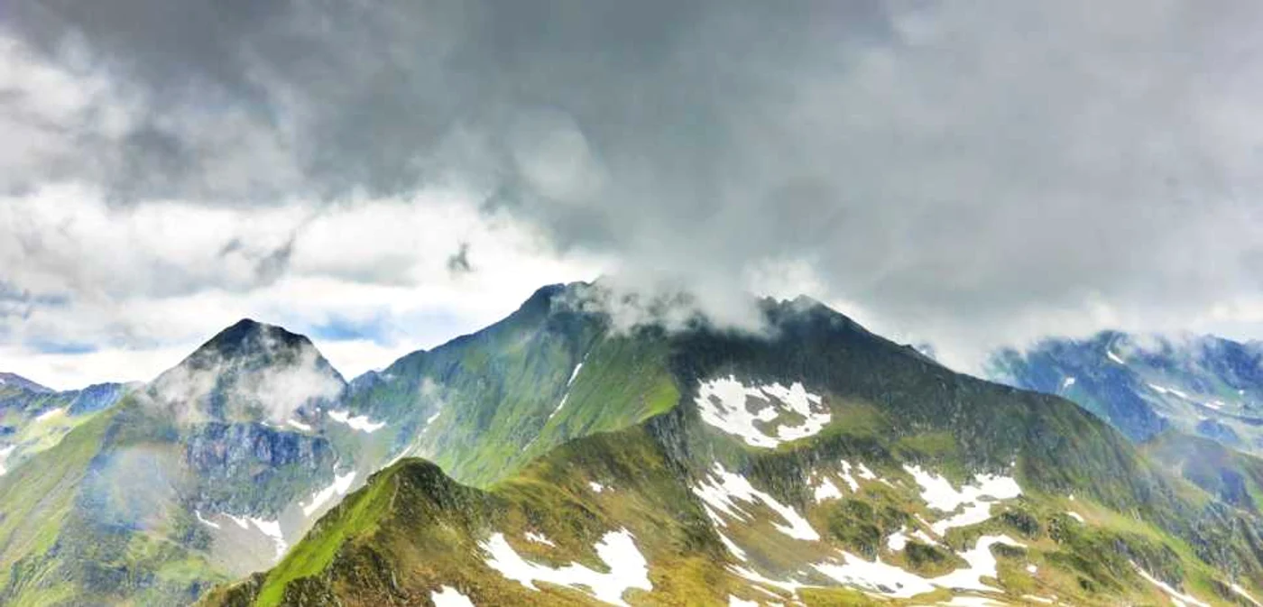 Imagine cu Munţii Făgăraş din Carpaţii Meridionali FOTO 123RF