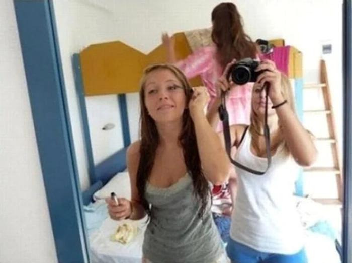 Priveşte cu atenţie!