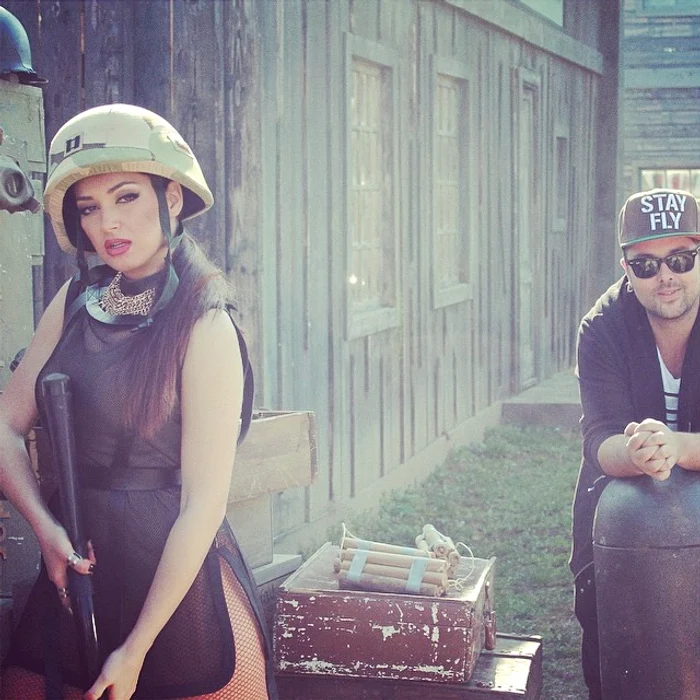 
    Elena de la Mandinga e un colonel sexy, iar Tudor de la Fly Project un general dur, în noul lor videoclip  
