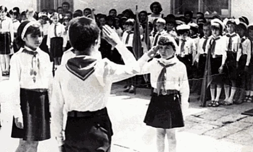   Haos în învăţământul perioadei comuniste gif