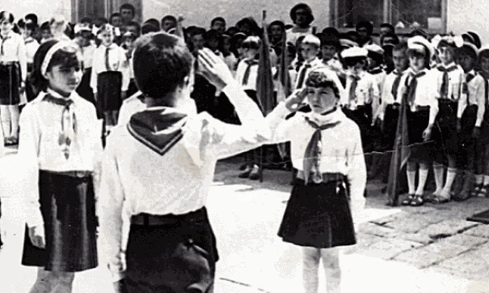  Haos în învăţământul perioadei comuniste gif