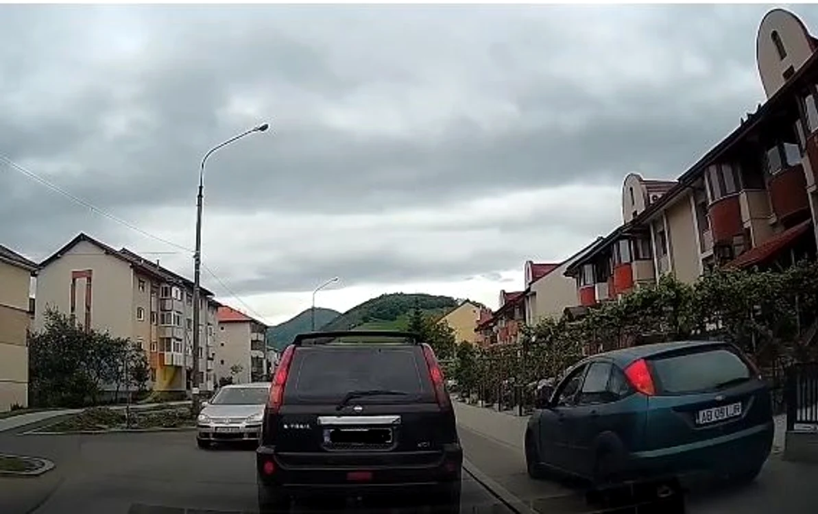 Șoferul a depășit mașinile din coloană pe trotuar FOTO captură video Youtube