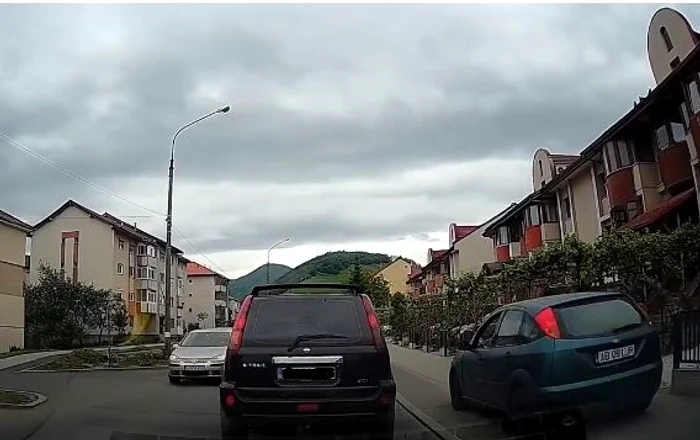 Șoferul a depășit mașinile din coloană pe trotuar FOTO captură video Youtube