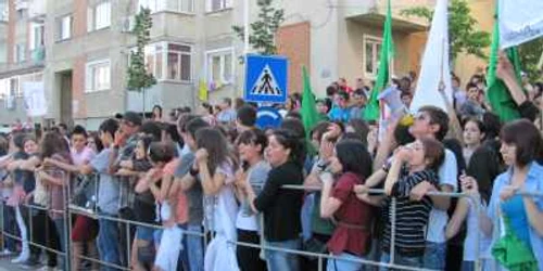 Galeria care îşi va încuraja liceul reprezentativ în modul cel mai hotărât va primi un premiu de .500 de lei