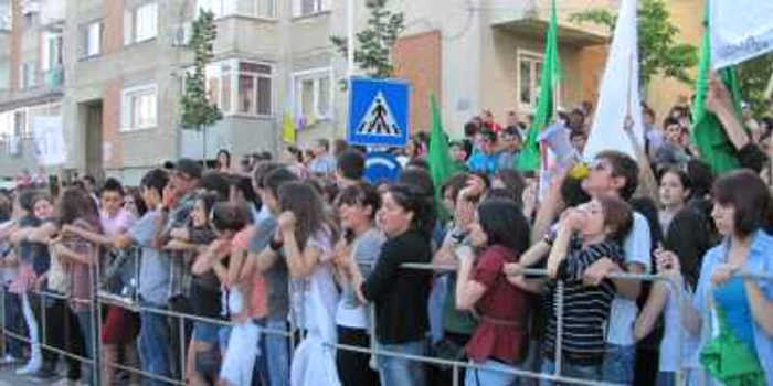 Galeria care îşi va încuraja liceul reprezentativ în modul cel mai hotărât va primi un premiu de .500 de lei