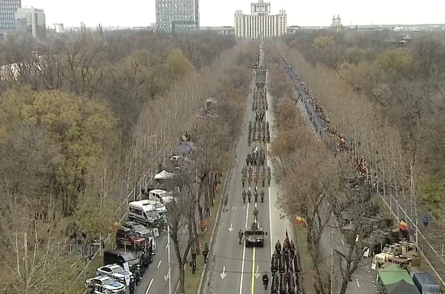 Parada Militară Națională. Aproximativ 2.500 de militari trec pe sub Arcul de Triumf
