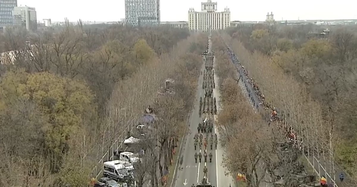 Parada Militară Națională: 2.500 de militari defilează la Arcul de Triumf