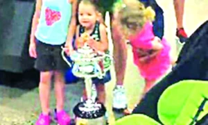 Fiica ei Jada s a jucat  cu trofeul în vestiar jpeg