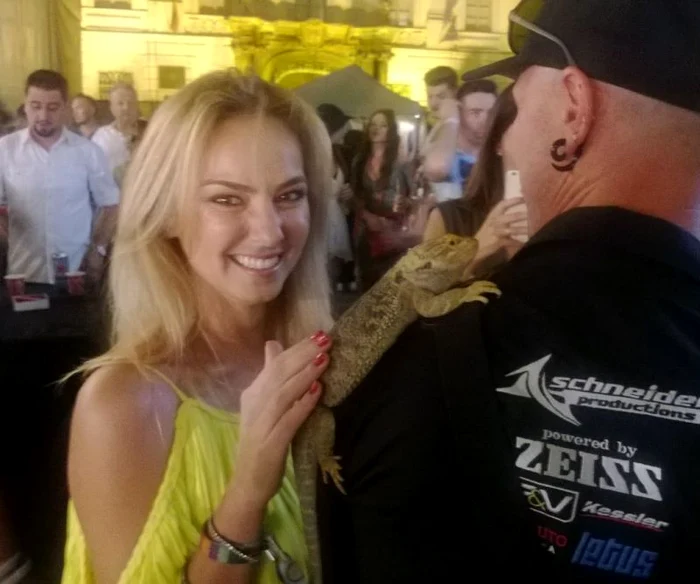 Roxana Ionescu (30 de ani) a mângâiat o iguană la Media Music Awards
