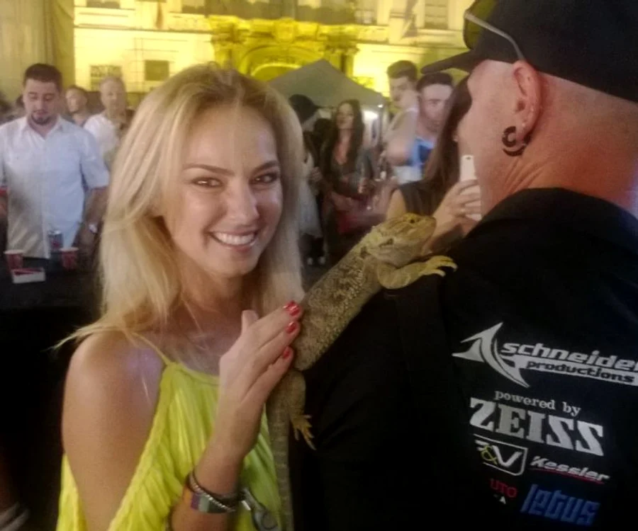 Roxana Ionescu (30 de ani) a mângâiat o iguană la Media Music Awards