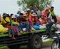 FOTO Profimedia: Un camion încărcat transportă un grup de refugiați care fug din cauza conflictului de la graniță dintre Thailanda și Cambodgia,