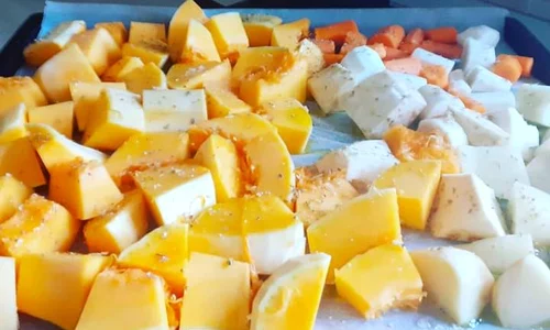 Legumele pentru supa cremă de dovleac, pregătite pentru a fi introduse la cuptor jpeg