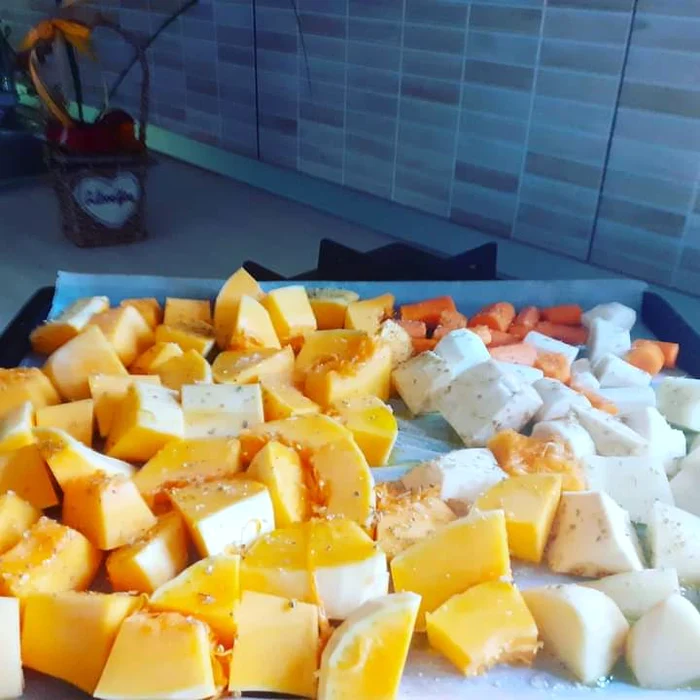 Legumele pentru supa cremă de dovleac, pregătite pentru a fi introduse la cuptor
