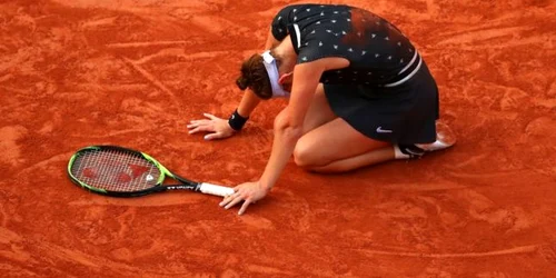 Cehoaica Marketa Vondrousova sărbătoreşte victoria la finalul meciului împotriva croatei Petra Martic la Roland Garros 2019 în Paris FranţaFOTO Guliver / Getty Images / Julian Finney