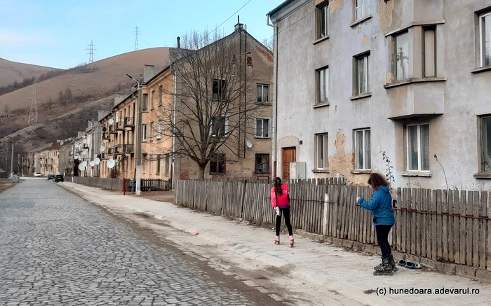 Ciudanovița, una dintre localitățile miniere ridicate în trecut de Sovromuraniu. Foto: Daniel Guță. 