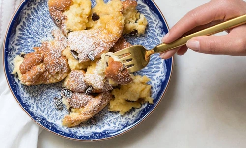 Kaiserschmarrn, cea mai pufoasa clatita cu stafide jpeg