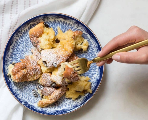 Kaiserschmarrn, cea mai pufoasa clatita cu stafide jpeg