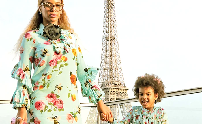 
    Beyoncé şi Blue  Ivy au fost  admirate  în rochii  identice,  marca Gucci  