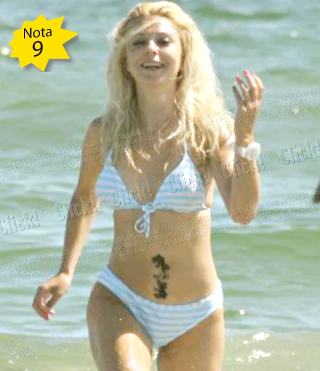 Pentru că are silicoane, Geanina Ilieş şi-a permis să poarte fără griji un sutien fără bretele. Are 27 de ani şi un copil