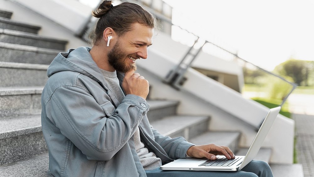 Cum te poate ajuta un MacBook refurbished să înveți o nouă meserie sau să îți găsești un nou hobby?