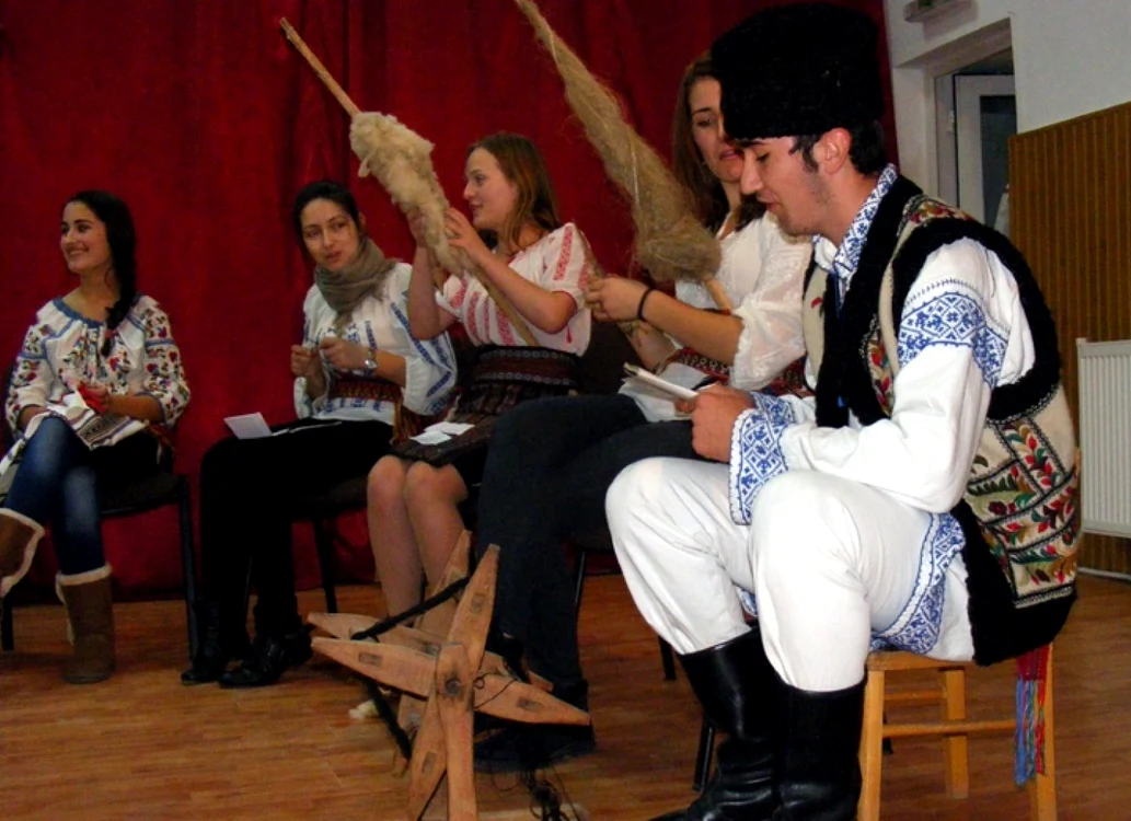 Prin tradiţie, şezătorile erau bune prilejuri de socializare între tineri