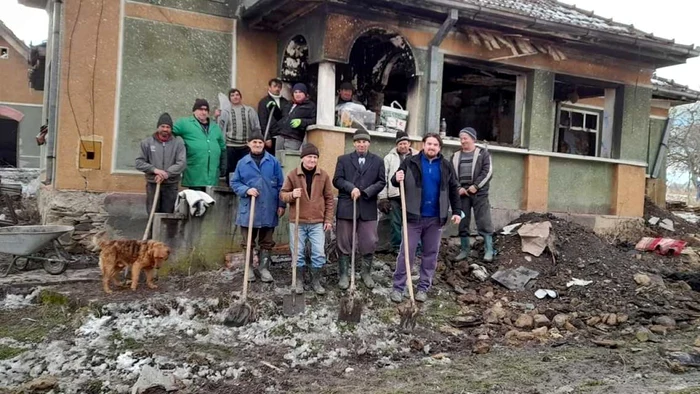 Preotul a reuşit să îi mobilizeze pe săteni pentru a reabilita casa mistuită de flăcări. FOTO Facebook Parohia Ortodoxă Cuţa