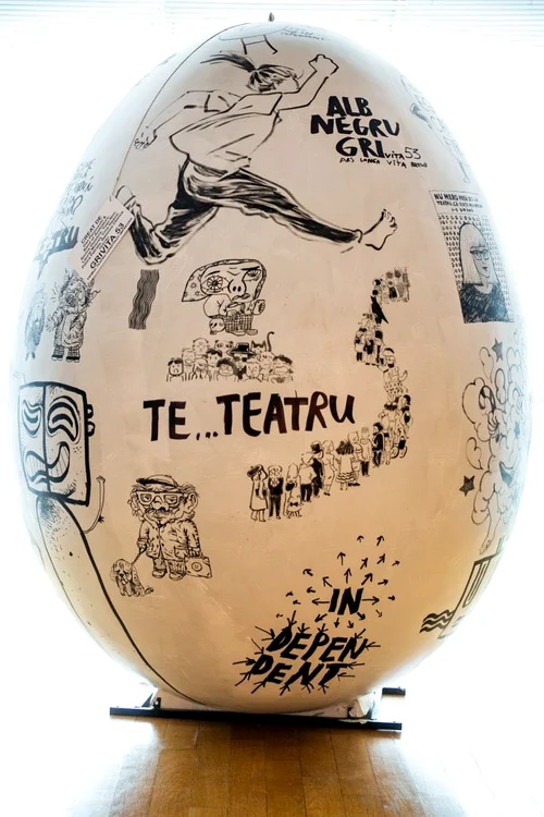 Un nou gigant pictat de Dan Perjovschi a contribuit la ridicarea teatrului. FOTO: arhiva personală