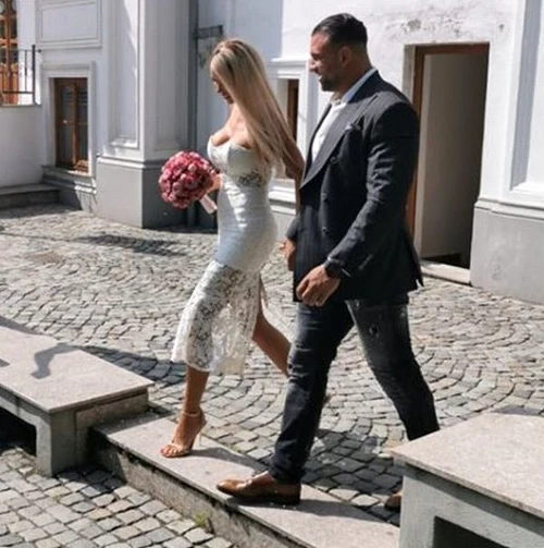 Bianca Drăguşanu şi Alex Bodi la Starea Civilă de la sector 3foto: Mihai Ionescu