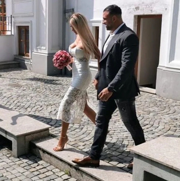Bianca Drăguşanu şi Alex Bodi la Starea Civilă de la sector 3foto: Mihai Ionescu