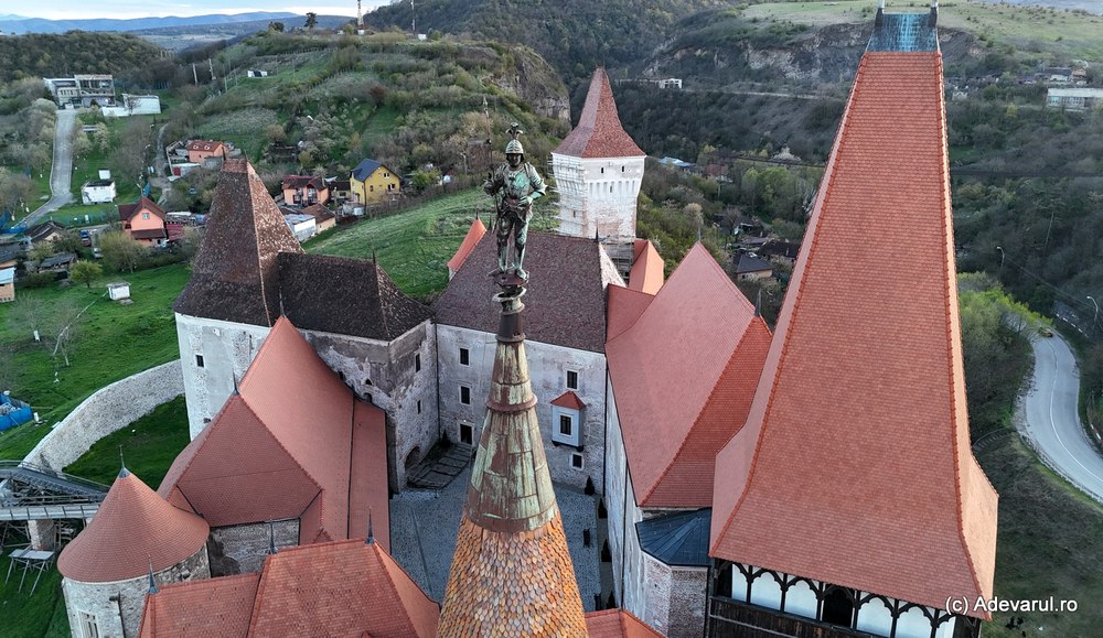 Misterioasa statuie a lui Ioan de Hunedoara, ridicată de pe cel mai înalt turn al Castelului Corvinilor. Cum a ajuns acolo   