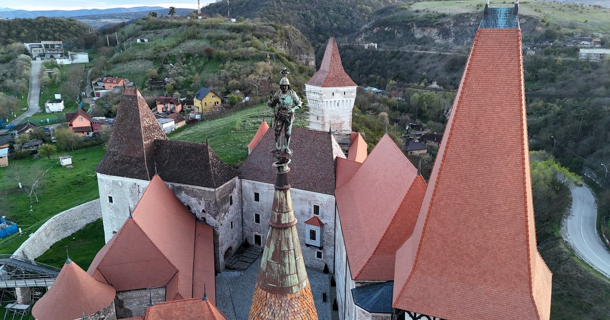 Statuia misterioasă a lui Ioan de Hunedoara, descoperită pe turnul Castelului Corvinilor. Care e povestea?