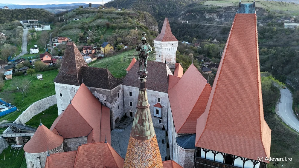 Misterioasa statuie a lui Ioan de Hunedoara, ridicată de pe cel mai înalt turn al Castelului Corvinilor. Cum a ajuns acolo